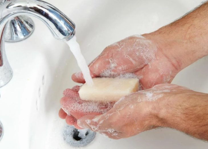 Lavar las manos con agua y jabón