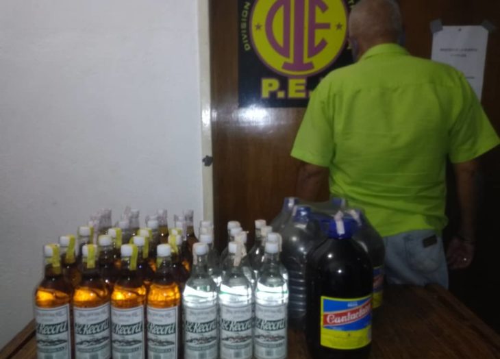 Decomisan licores en venta clandestina. Arrestaron al propietario de la vivienda, pues era utilizada para expender las bebidas de manera ilegal.