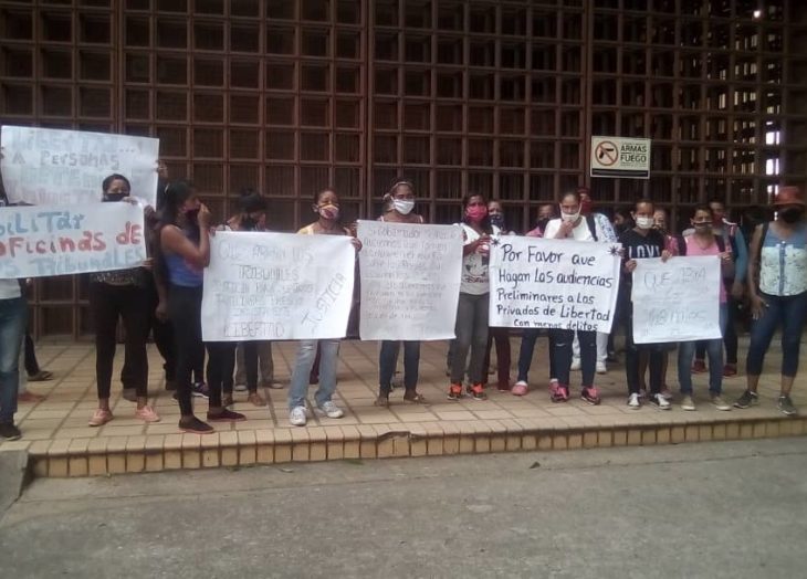 Familiares de privados protestan en tribunales de Ciudad Bolívar