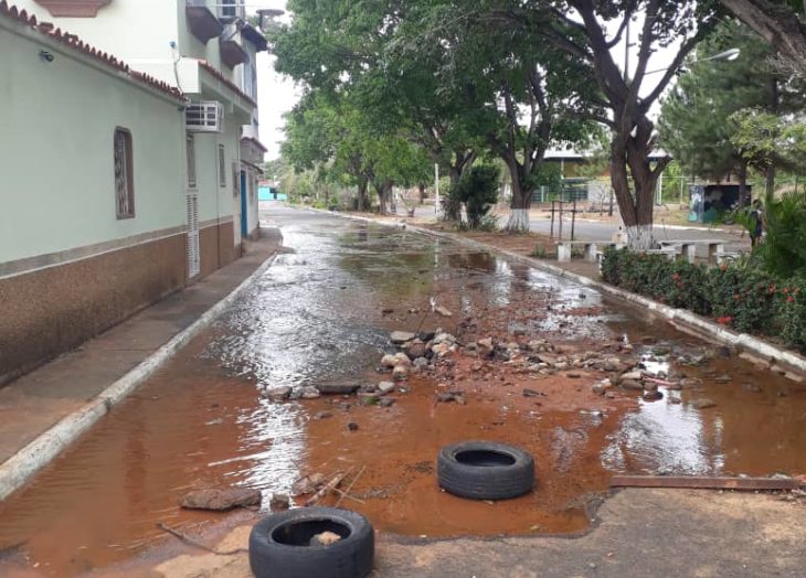 Vecinos de Los Bucares esperan reparación de tubería rota