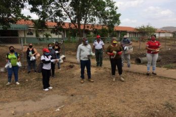 Entregan uniformes, calzado y útiles a estudiantes de bajos recursos