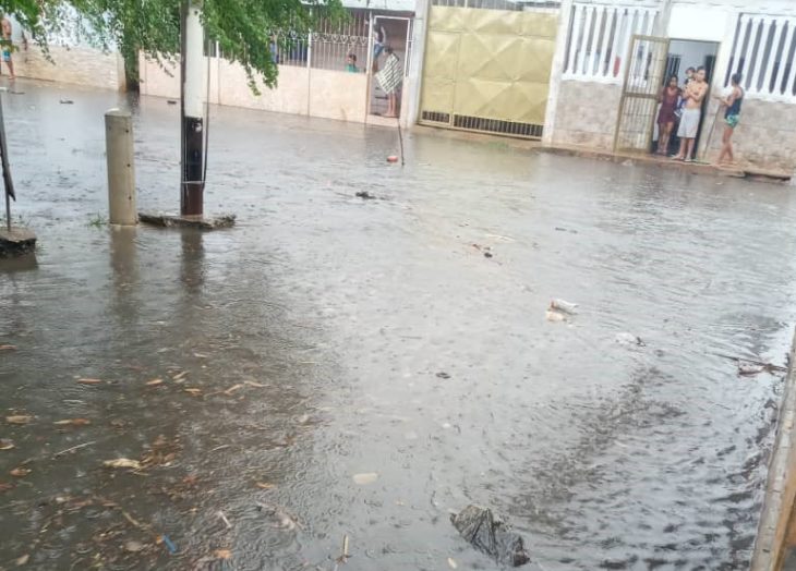 15 viviendas inundadas por lluvias en Guaicaipuro 2 y 3