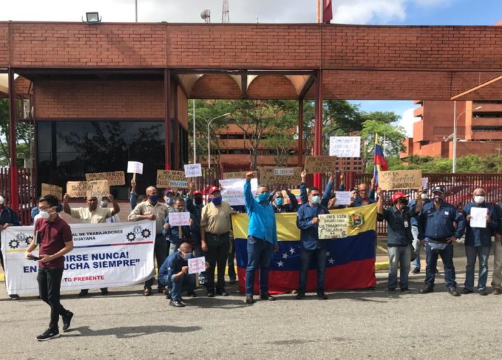 Dirigentes sindicales y trabajadores manifiestan frente a la CVG