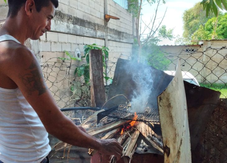 Cocinan con leña