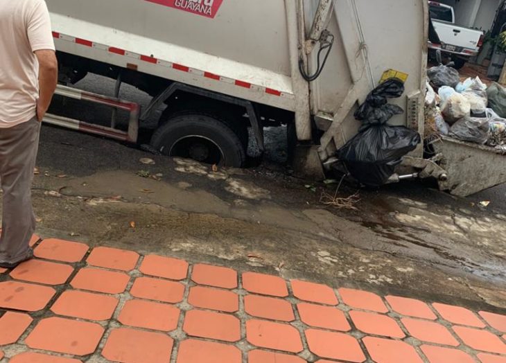 Camión del aseo urbano se hundió en el pavimento