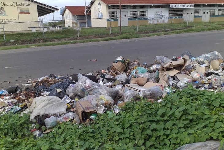 Basurero crece en los alrededores de la escuela Pablo Vicente Bastardo