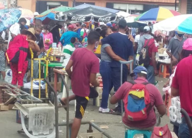 Vendedores informales de Chirica ocupan la calle Ambrosio Plaza en días de parada