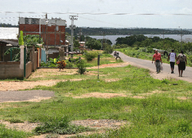 Falta de gasolina obliga a los guayaneses a realizar largas caminatas