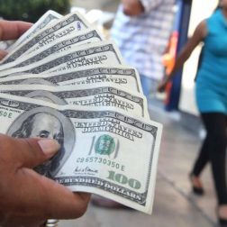 “Decisión del BCV evitará la fuga de capitales en dólares”