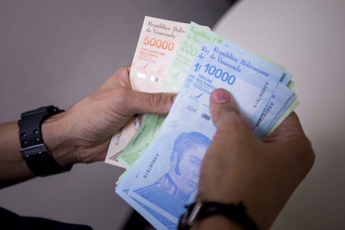Comerciantes y transportistas no aceptan billetes de Bs. 10.000