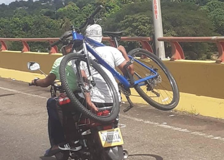 Conductores fotografían traslado de bicicleta robada en Chilemex