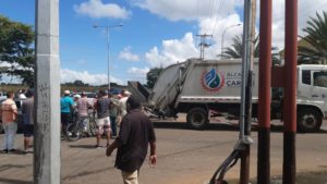 Reportan colisión entre un vehículo particular y un camión recolector de basura