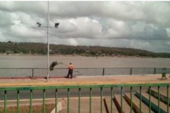 Denuncian cuadrilla de limpieza por arrojar ramas al río Orinoco