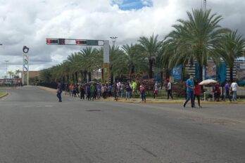 Guayaneses caminan “por obligación” ante escasez de gasolina