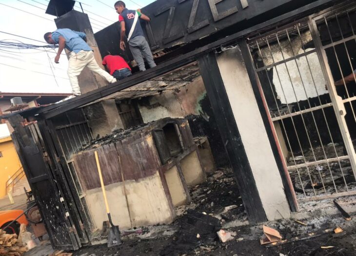 Incendio devoró depósito de leña de pizzería en Moreno de Mendoza
