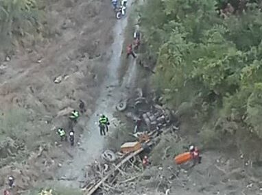 Dos muertos al caer camión con harina por el viaducto caracas-la guaira - diario primicia
