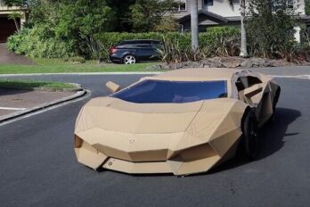 Lamborghini de cartón