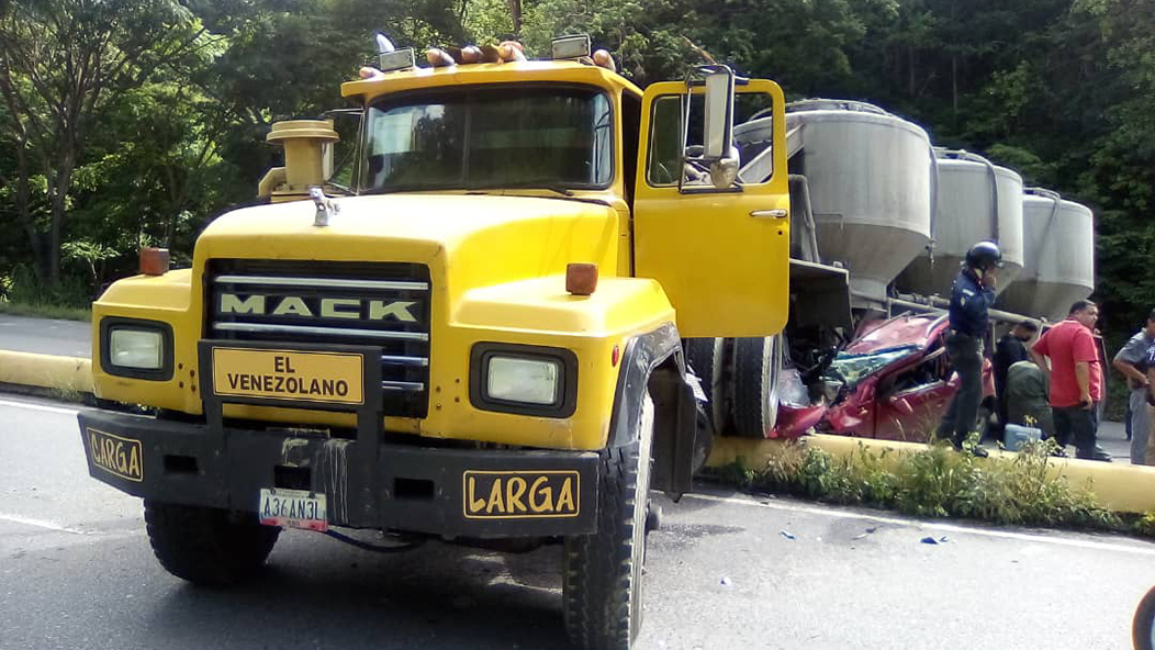 Gandola aplastó a un carro en la ARC y dejó dos heridos - Vimarsana News