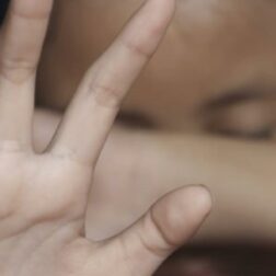 Capturan a pareja por golpear y quemar a dos niños