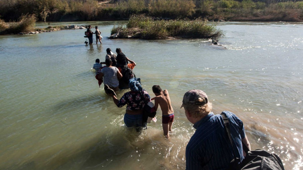 Immigrants cross the Rio Grande by rope to avoid being carried by the current (+ video).