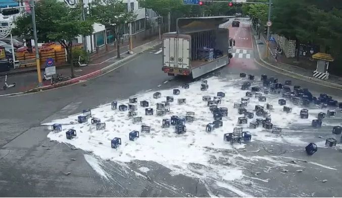 South Korea: See What Happened When This Beer Truck Lost Its Cargo (+ Video)