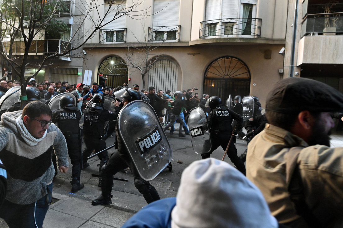 Clash between protesters in support of Cristina Fernandez and the police (+ video)