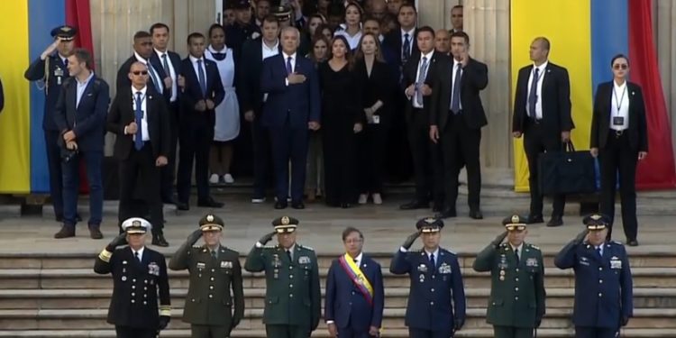 Ivan Duc hands over command to Pedro at the door of the Casa de Narino (+ video)