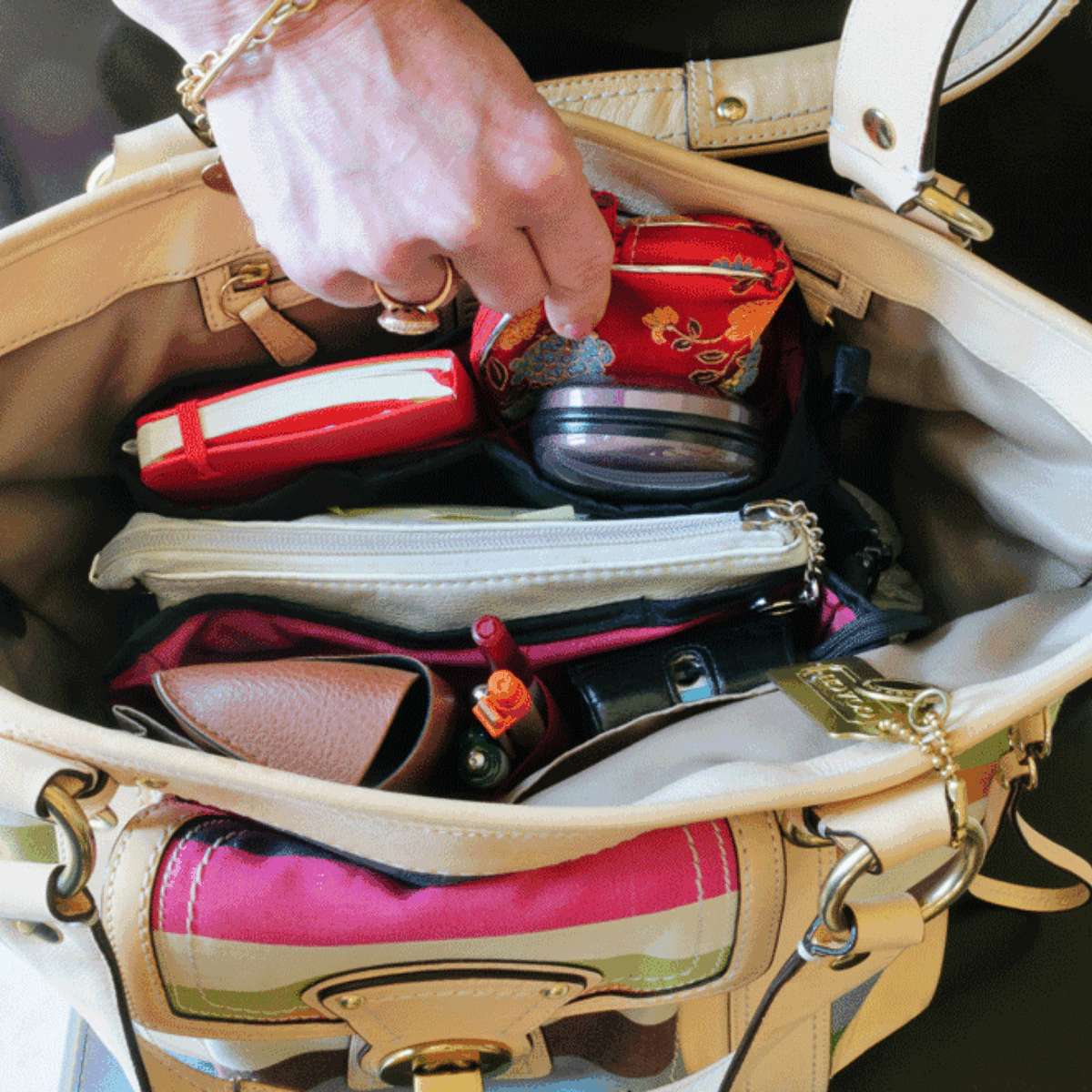Inside a bag. Сумка hand-helds. Inside Bag. Сумка the Bowery Leica. Dentro ada сумка.