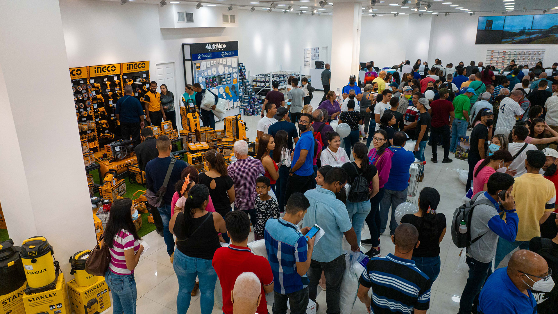 Multimax Store El empresario venezolano Nasar Dagga estuvo presente durante las ...