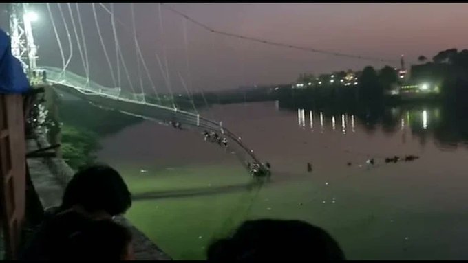 Over 90 killed in suspension bridge collapse in India (+ videos)