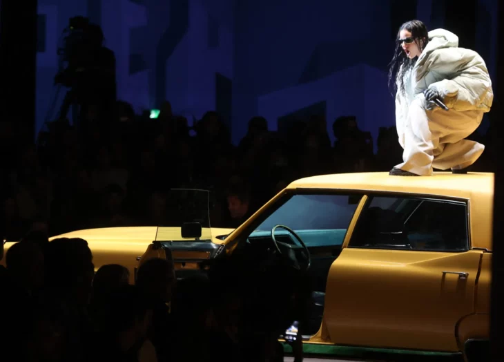 Rosalía revoluciona París con su actuación arrolladora en el desfile de Louis  Vuitton