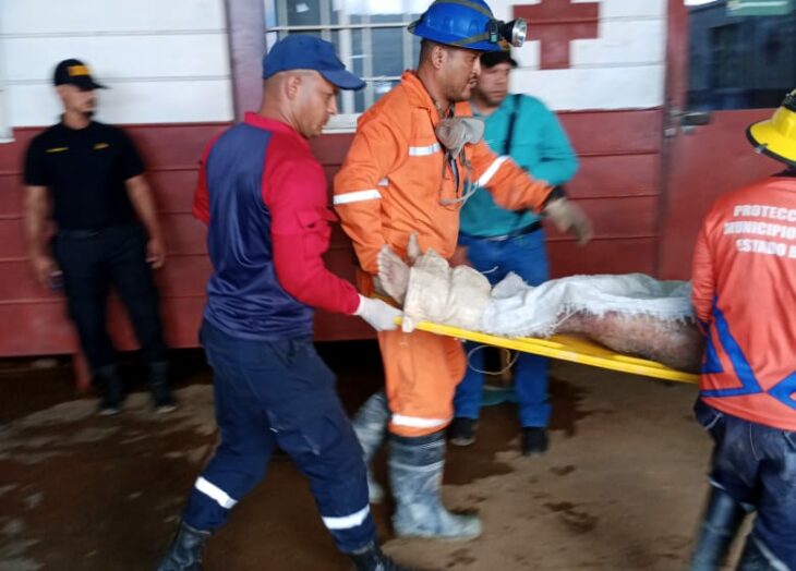 Subió a 12 los fallecidos por colapso de mina en El Callao (+video)