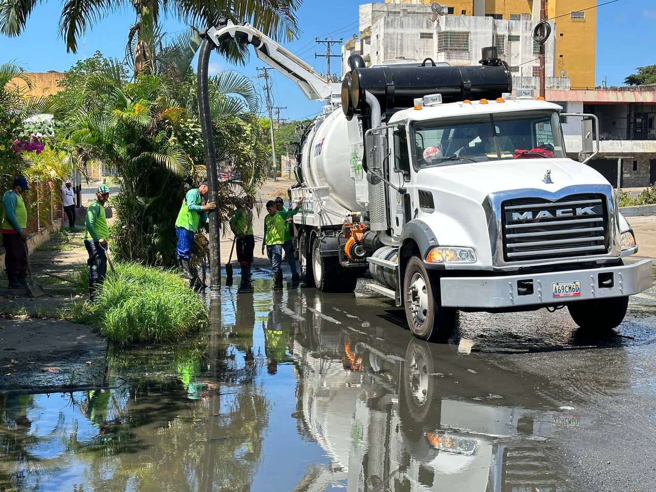 Camión vacuum de la Alcaldía de Caroní al servicio de la VenApp
