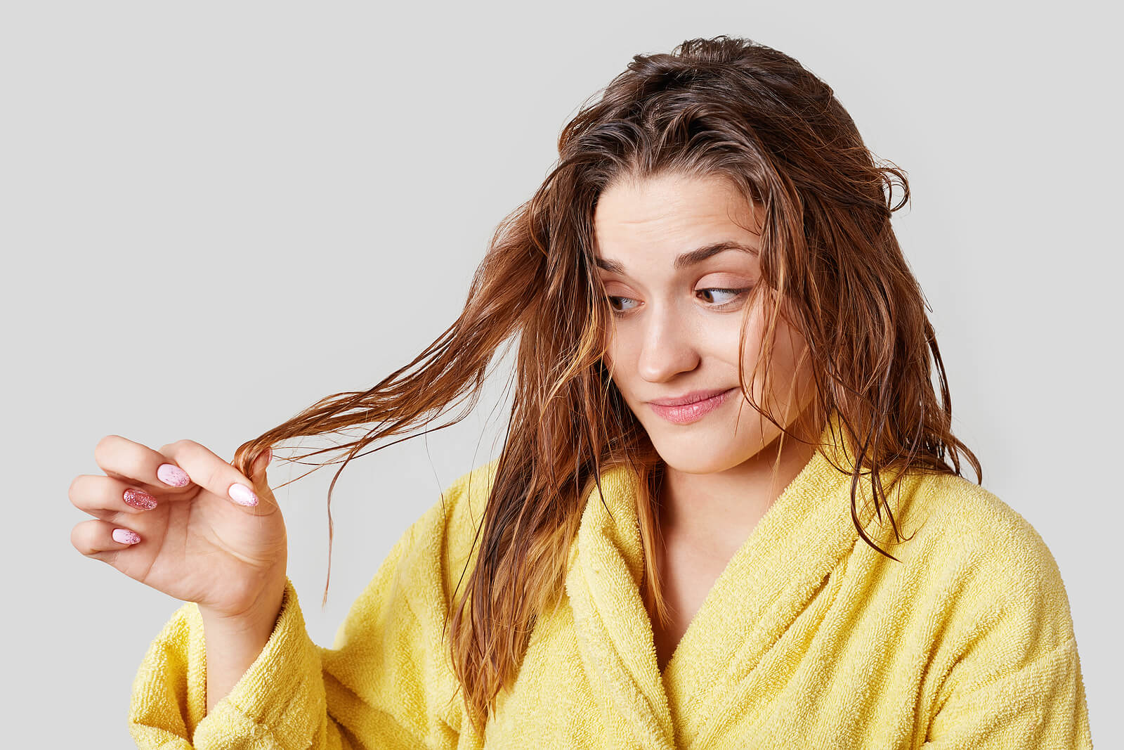 Mujer con el cabello húmedo