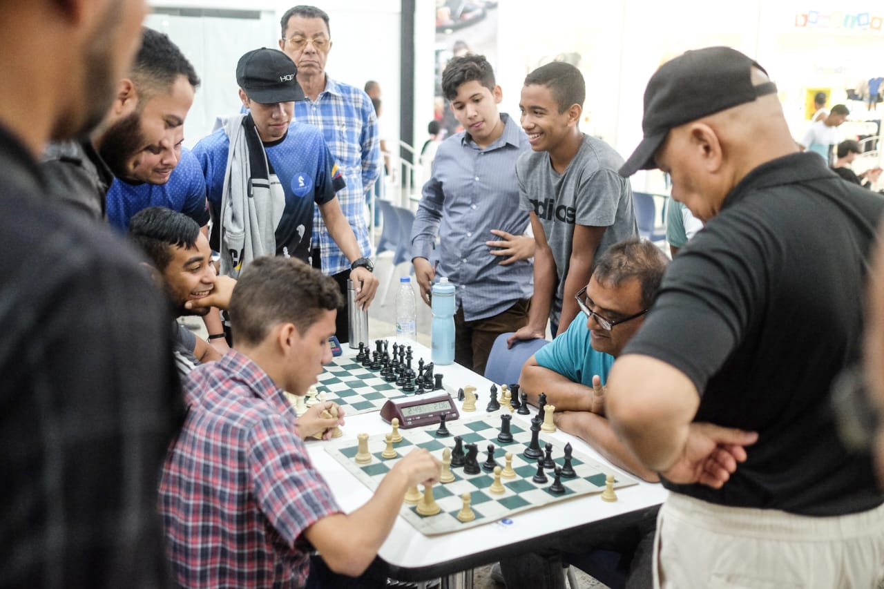 Cuando 2 hermanas se encuentran en un torneo de ajedrez 