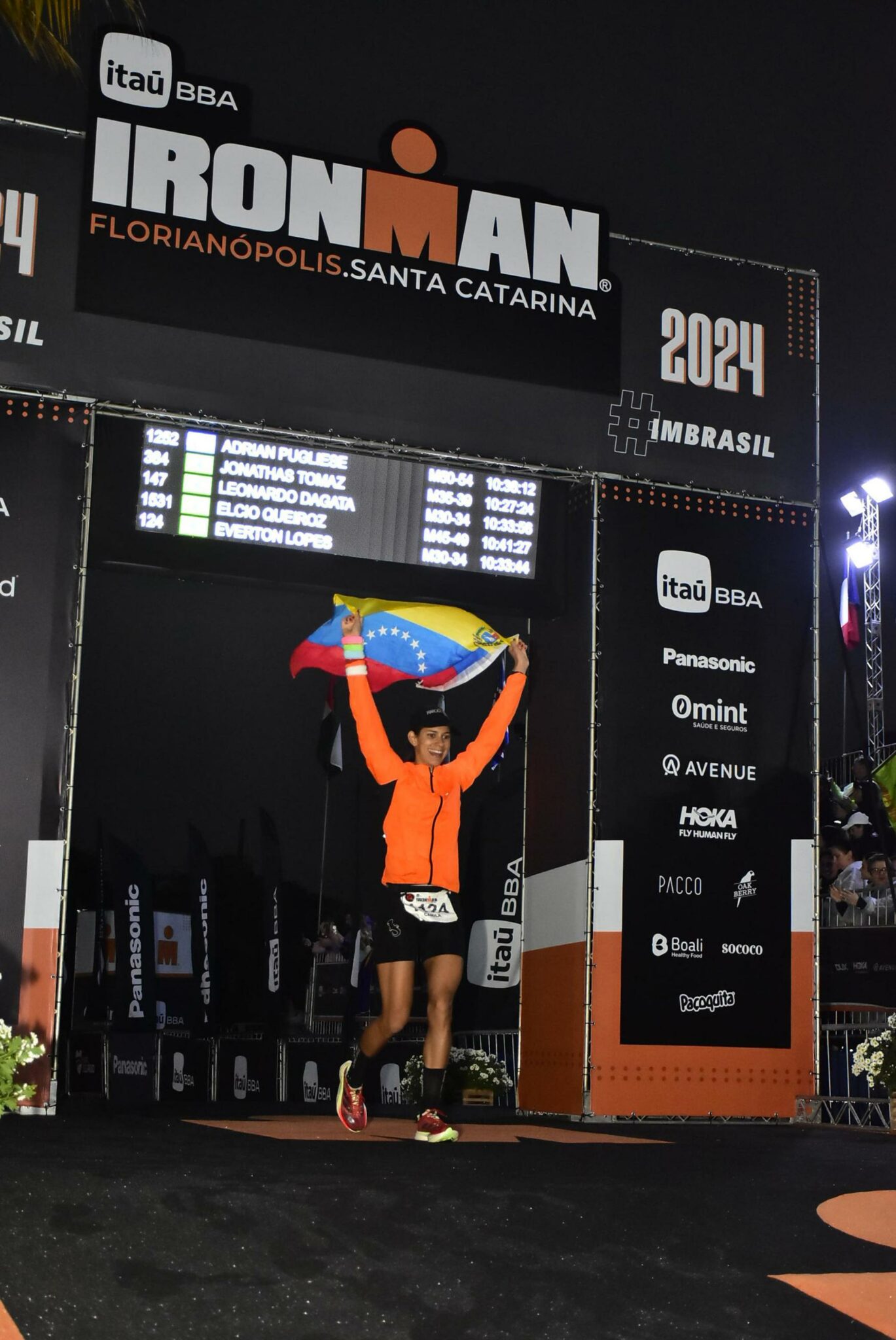 Valdez nadó 3.800 metros, fue la primera en salir del agua entre las