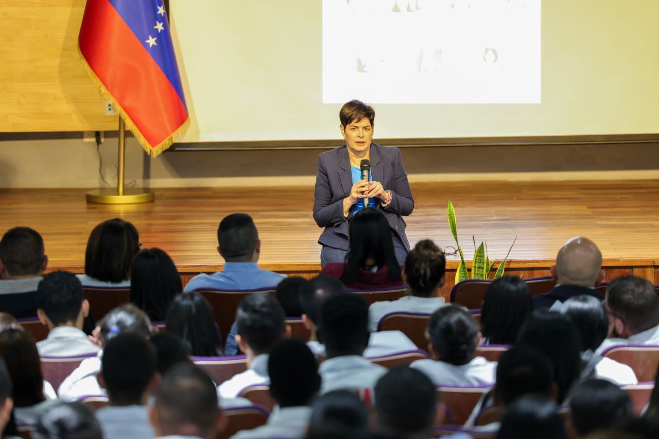 La viceministra sectorial hizo un llamado a avanzar en la transformación digital del sistema de salud.
