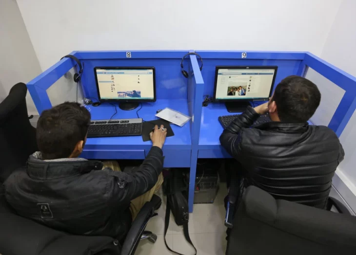 Líder talibán prohíbe wifi