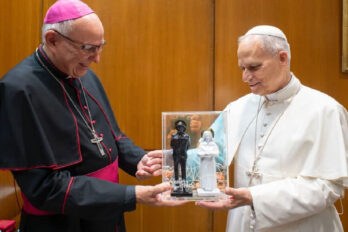 Monseñor Raúl Biord y papa León XIV