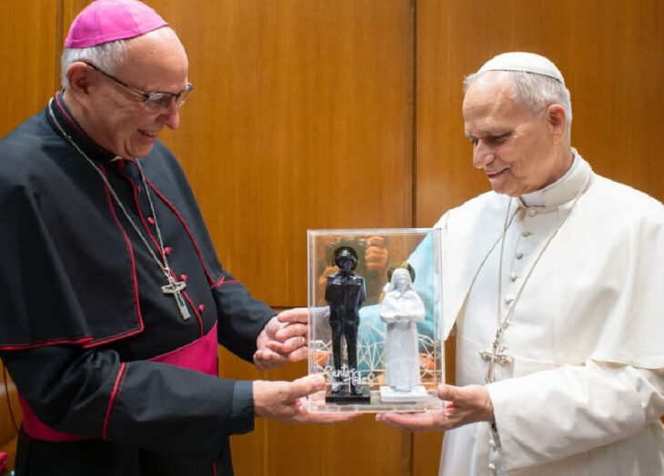 Monseñor Raúl Biord y papa León XIV