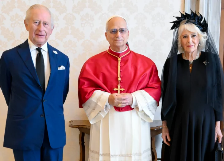 Papa y reyes Carlos III y Camila de Inglaterra