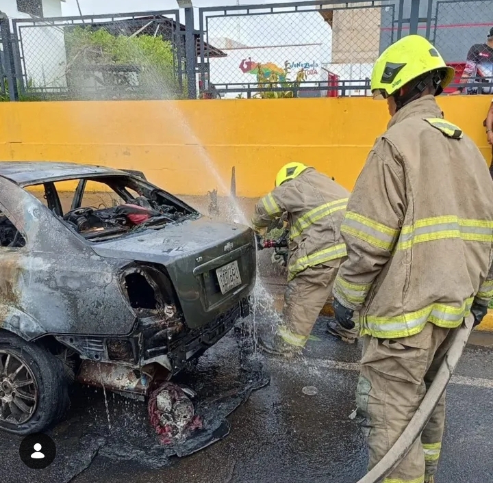 Un conducteur indemne après un incendie de véhicule à Puerto Ordaz