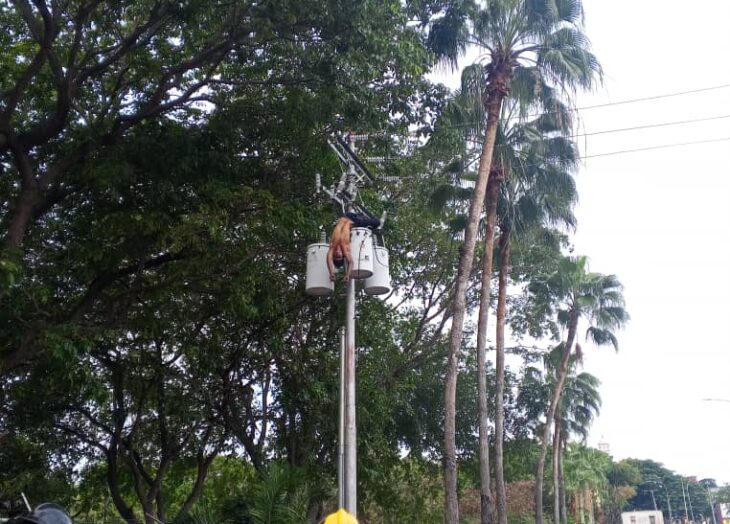 Poste de alta tensión