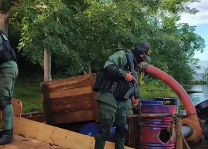 Fanb destruye embarcaciones usadas en minería ilegal en Bolívar