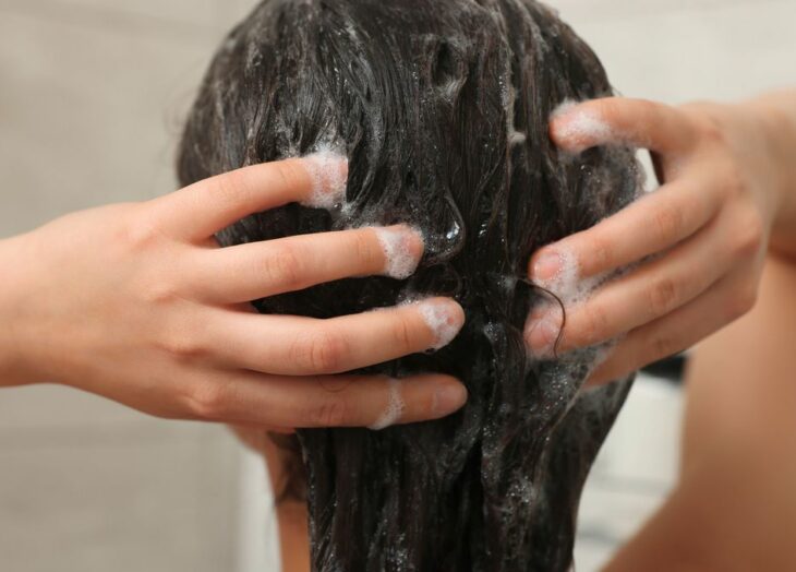 Expertos revelan los beneficios y riesgos de usar vinagre en el cabello