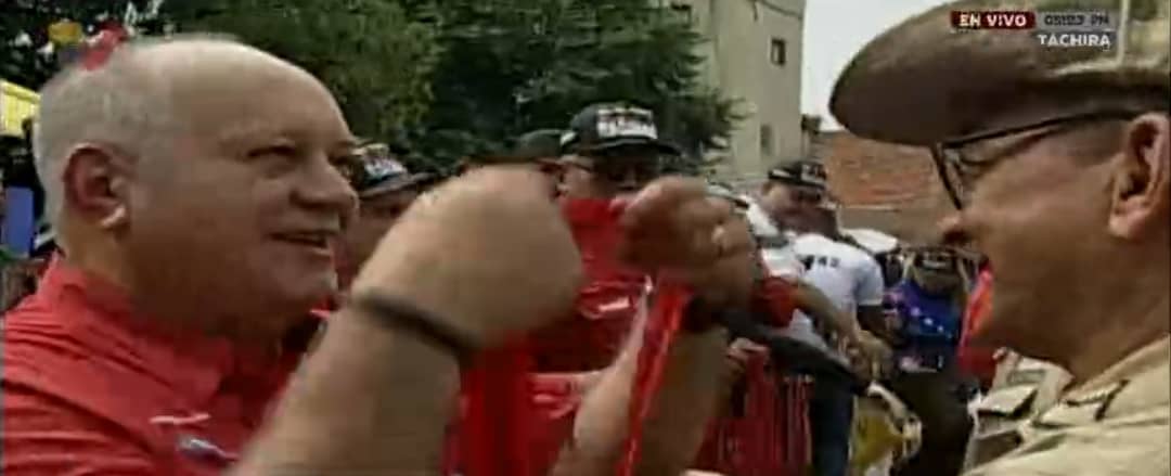Chavistas condecoran a milicianos por enfrentamientos en frontera venezolana