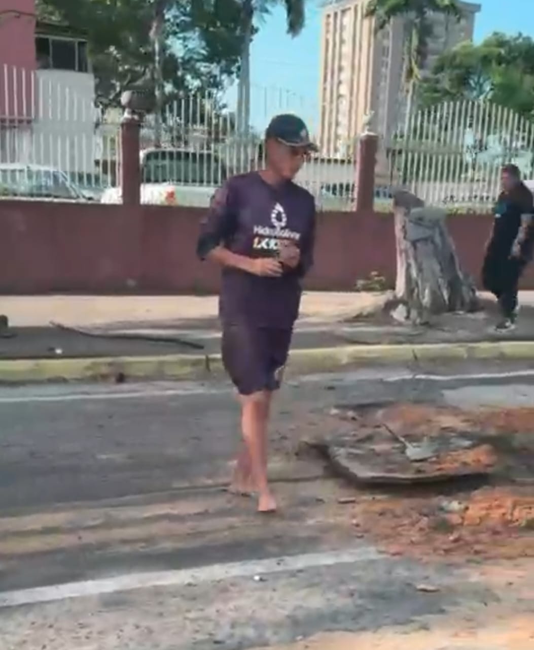 Venezuela: Workers Repair Water Leak Without Safety Gear, Residents Alarmed