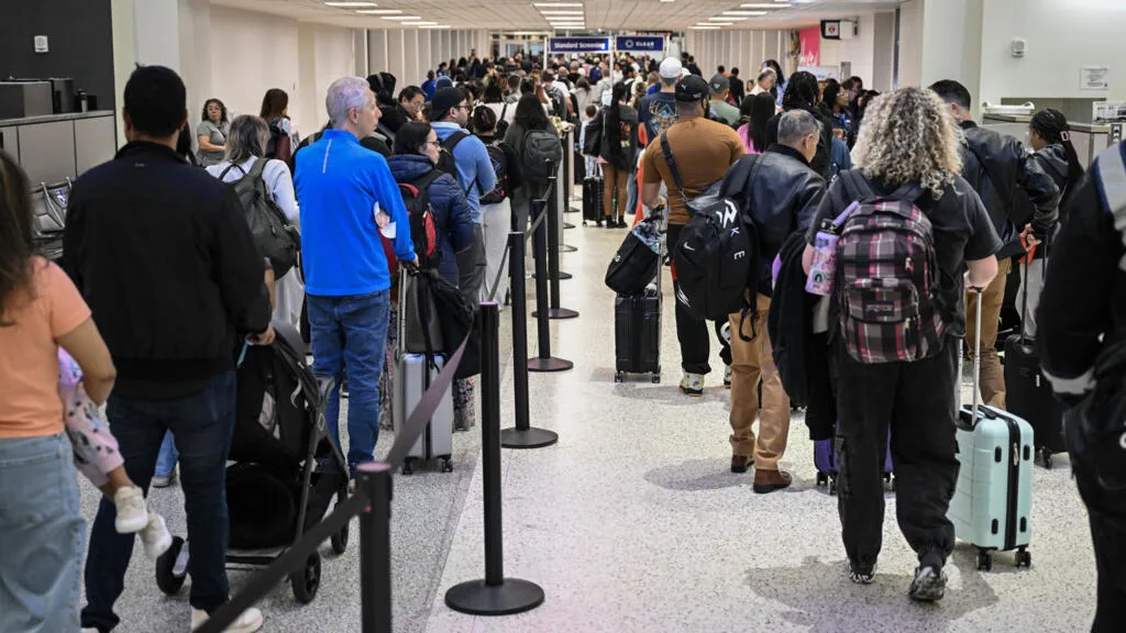 Trump Amenaza con ICE en Aeropuertos: ¡Caos Total a la Vista!