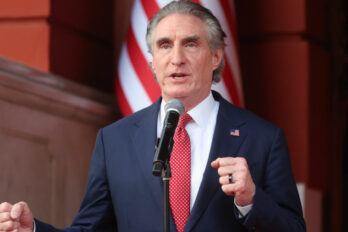 secretario del Interior de Estados Unidos, Doug Burgum, oro