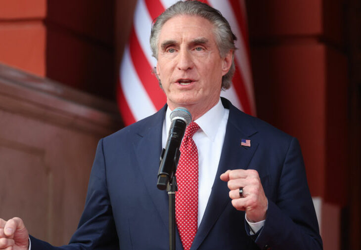 secretario del Interior de Estados Unidos, Doug Burgum, oro
